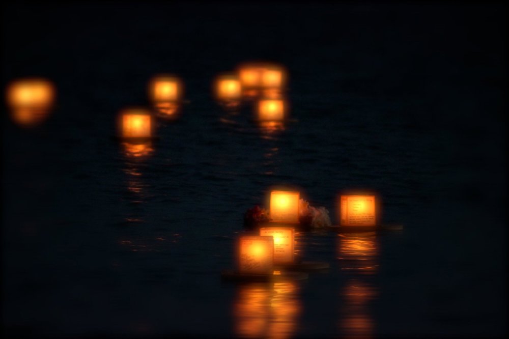 lantern-2277555_1920.jpg